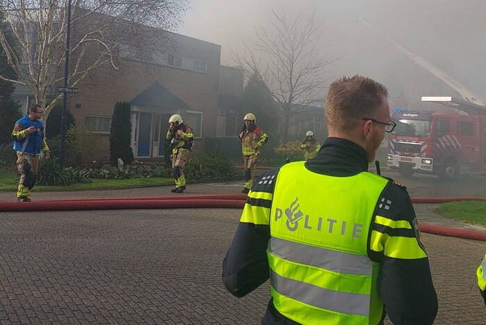 Hevige rookontwikkeling bij zeer grote brand in loods