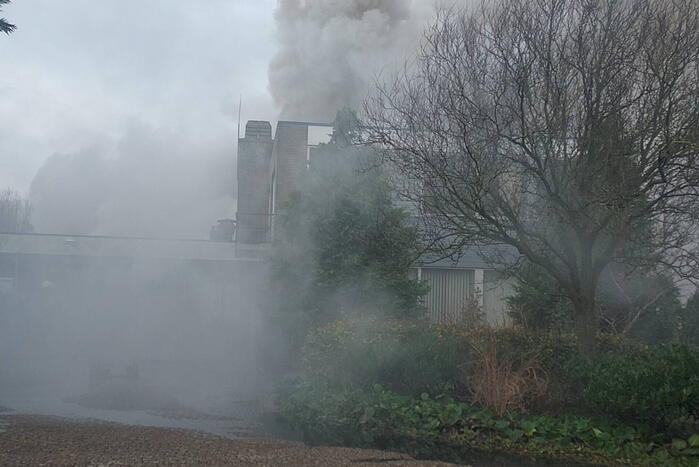 Hevige rookontwikkeling bij zeer grote brand in loods