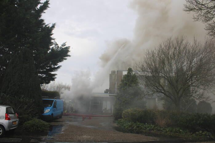 Hevige rookontwikkeling bij zeer grote brand in loods