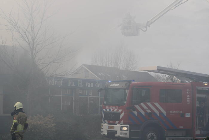 Hevige rookontwikkeling bij zeer grote brand in loods