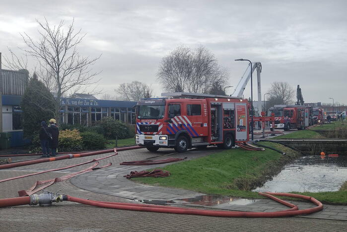 Hevige rookontwikkeling bij zeer grote brand in loods