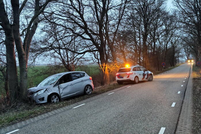 Automobilist gewond bij botsing met boom