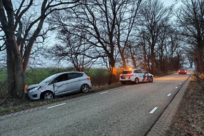 Automobilist gewond bij botsing met boom