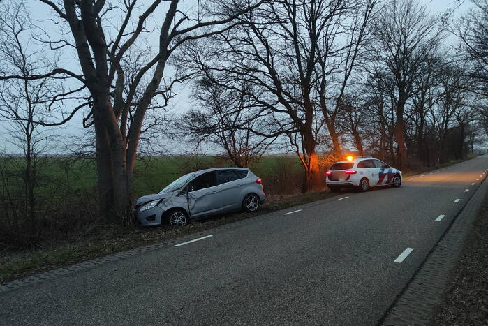 Automobilist gewond bij botsing met boom