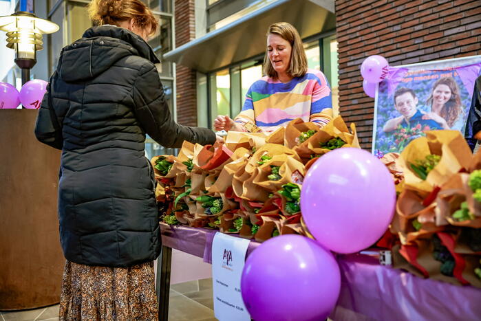 Meander MC steunt actie AYA Foundation met hyacinten-verkoop