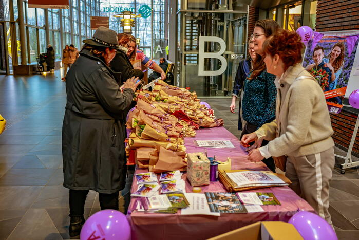 Meander MC steunt actie AYA Foundation met hyacinten-verkoop