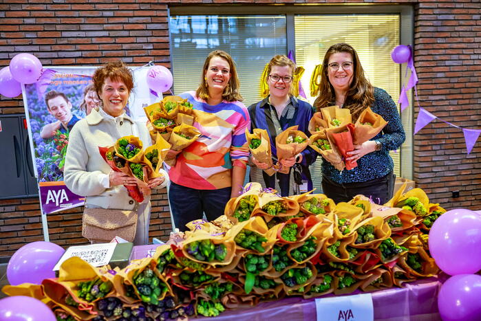 Meander MC steunt actie AYA Foundation met hyacinten-verkoop