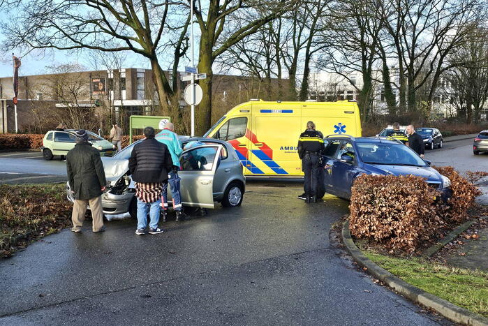 Flinke schade bij ongeval met twee personenauto's