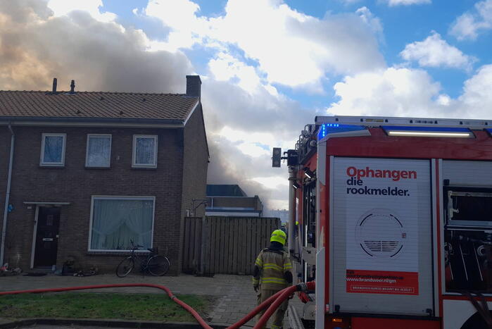 Enorme rookontwikkeling bij grote brand in industriepand