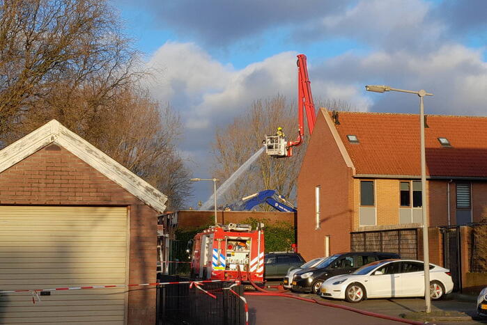 Enorme rookontwikkeling bij grote brand in industriepand