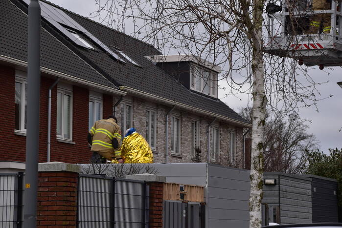 Brandweer haalt man van dak schuur