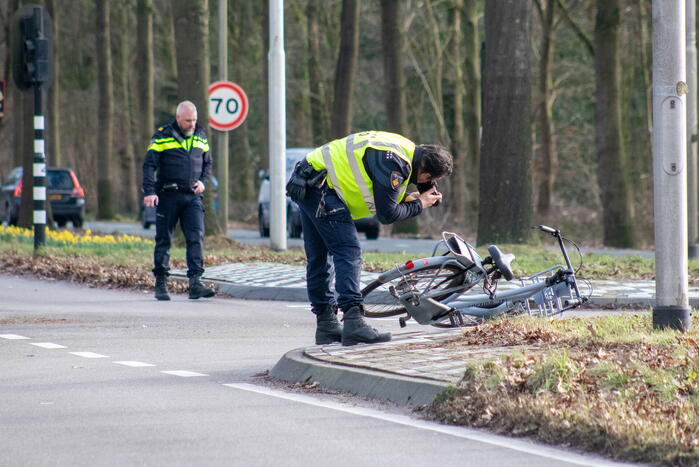 Fietser ernstig gewond bij botsing met lesauto