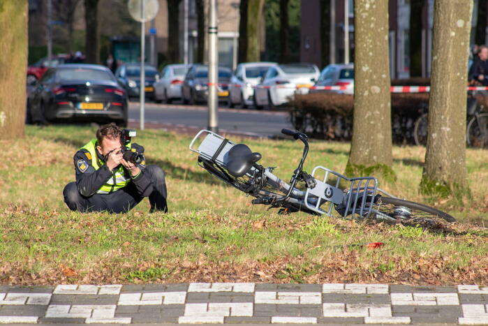 Fietser ernstig gewond bij botsing met lesauto