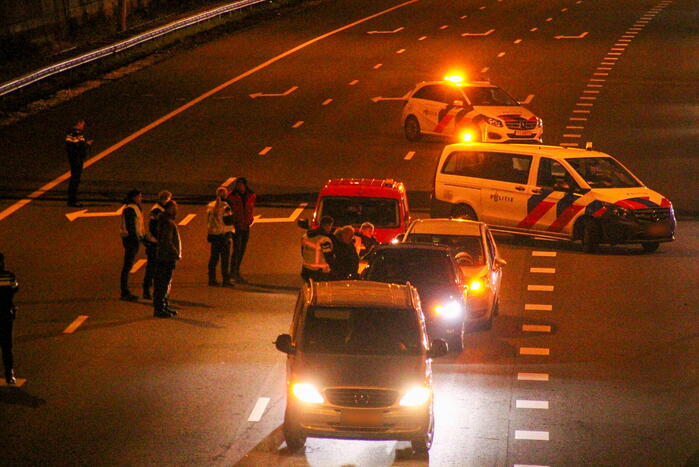 File door kop-staartbotsing op snelweg