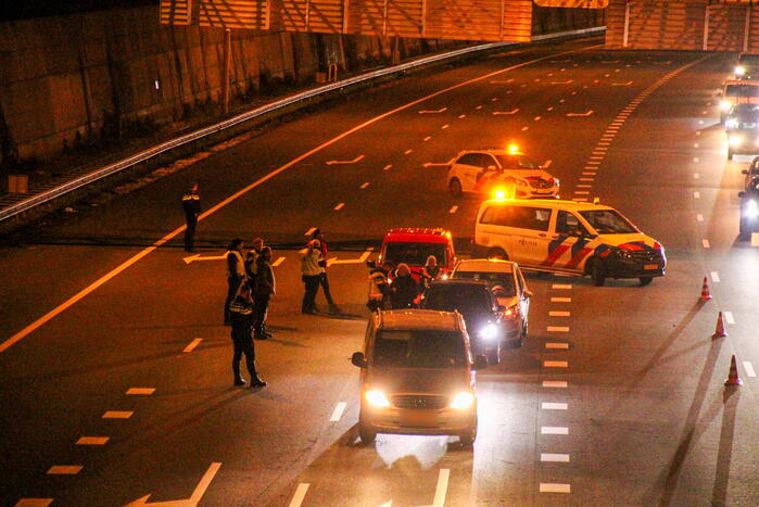 File door kop-staartbotsing op snelweg