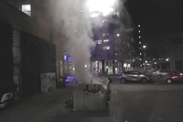 Brandweer dooft containerbrand