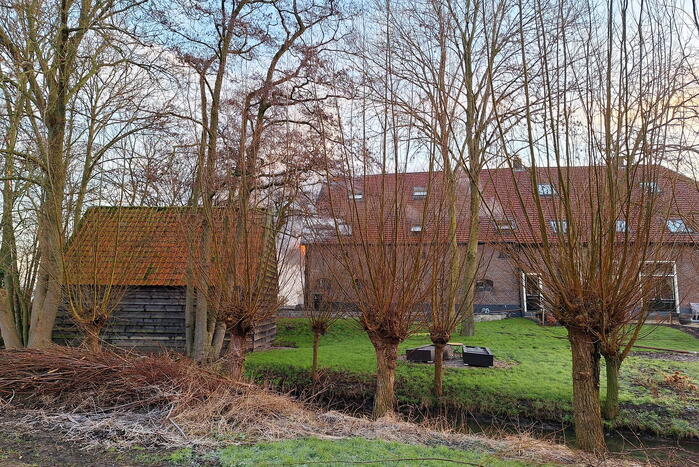 Veel rookontwikkeling bij brand in dak van oude boerderij