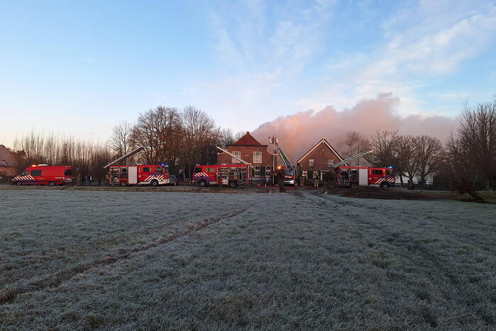 Veel rookontwikkeling bij brand in dak van oude boerderij