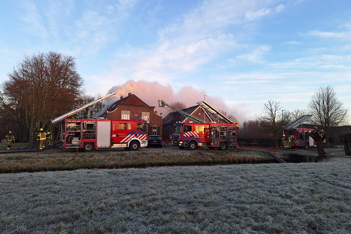 Veel rookontwikkeling bij brand in dak van oude boerderij