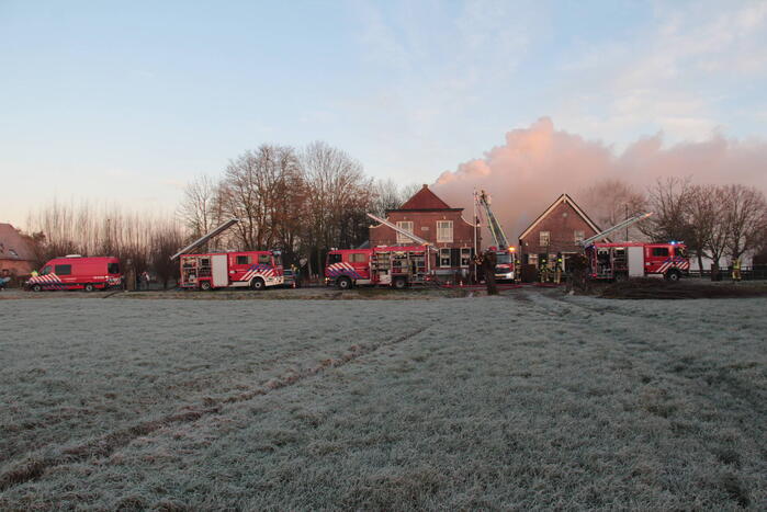 Veel rookontwikkeling bij brand in dak van oude boerderij
