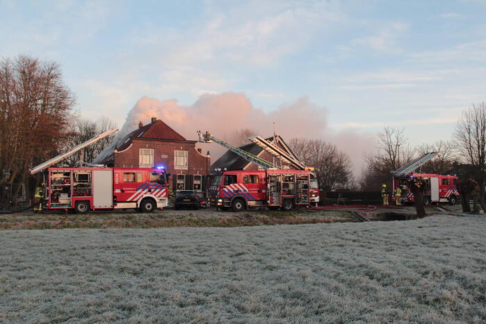 Veel rookontwikkeling bij brand in dak van oude boerderij
