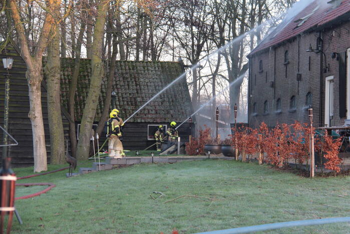 Veel rookontwikkeling bij brand in dak van oude boerderij