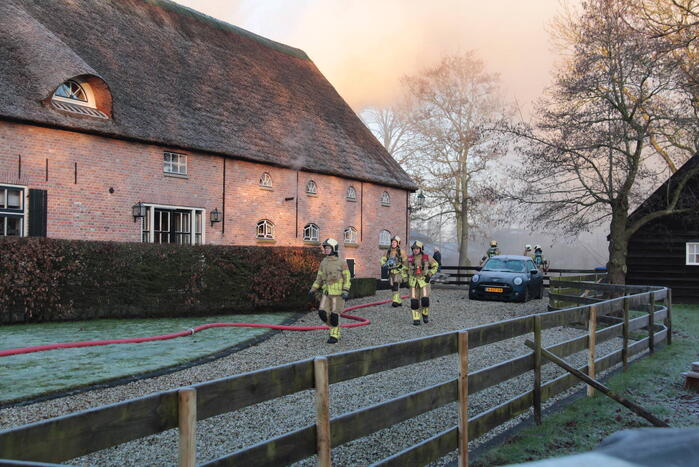 Veel rookontwikkeling bij brand in dak van oude boerderij