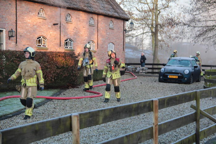 Veel rookontwikkeling bij brand in dak van oude boerderij
