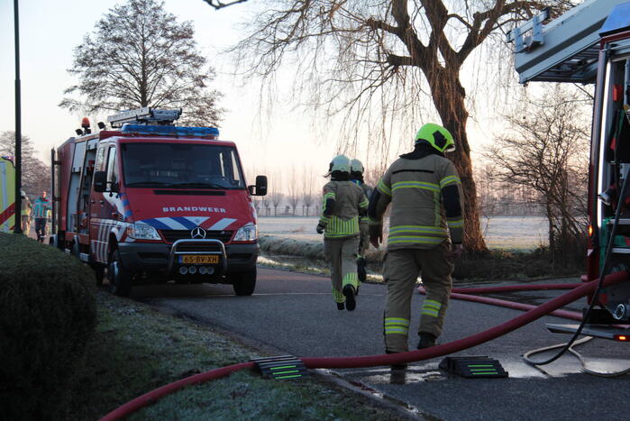 Veel rookontwikkeling bij brand in dak van oude boerderij
