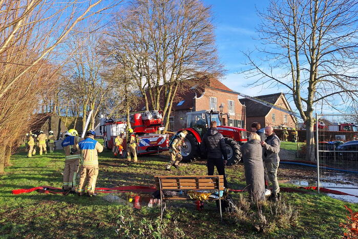 Veel rookontwikkeling bij brand in dak van oude boerderij
