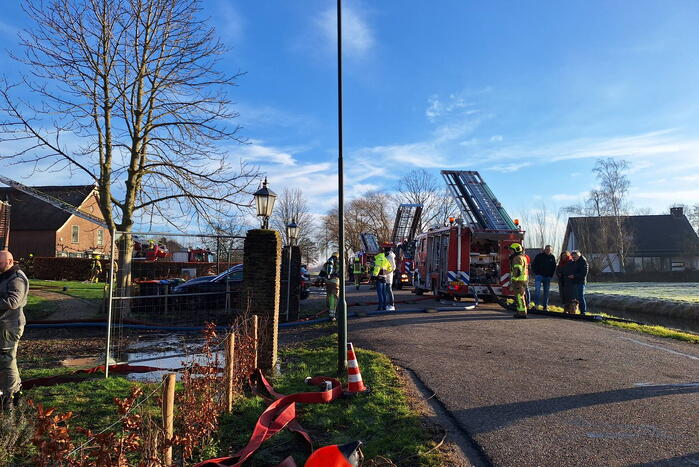 Veel rookontwikkeling bij brand in dak van oude boerderij