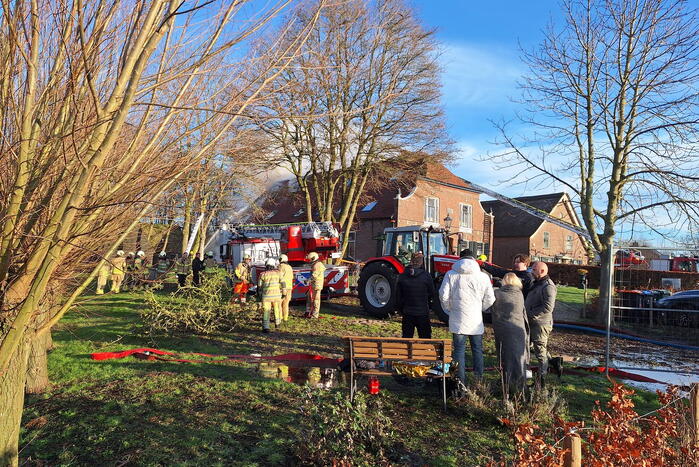 Veel rookontwikkeling bij brand in dak van oude boerderij