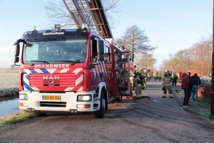 Veel rookontwikkeling bij brand in dak van oude boerderij