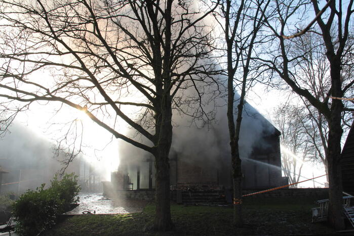 Veel rookontwikkeling bij brand in dak van oude boerderij