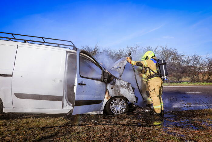 Net gekochte bestelbus vliegt in brand