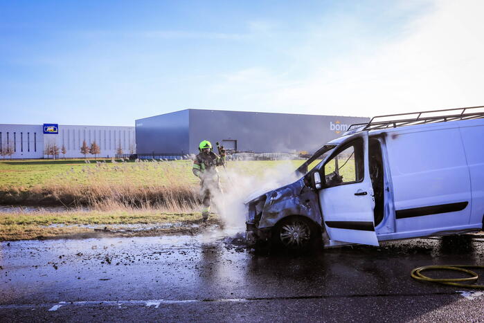Net gekochte bestelbus vliegt in brand