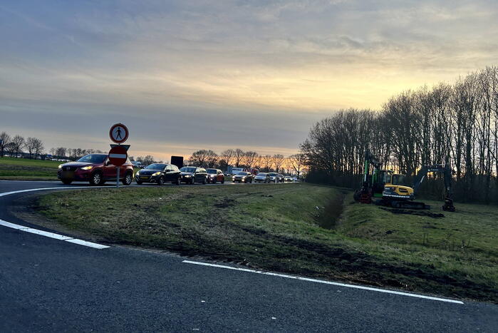 Ravage na groot ongeval waarbij auto over kop slaat
