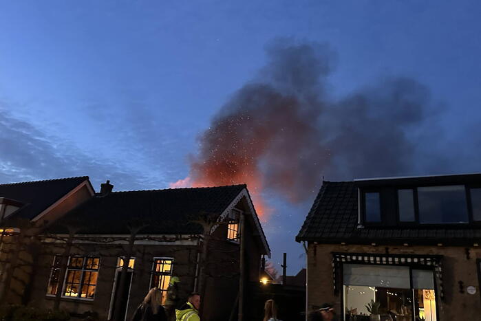 Felle uitslaande brand in een schuur achter woning