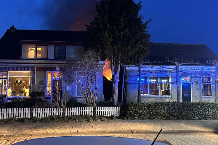 Felle uitslaande brand in een schuur achter woning