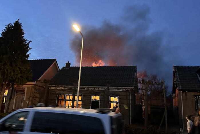 Felle uitslaande brand in een schuur achter woning