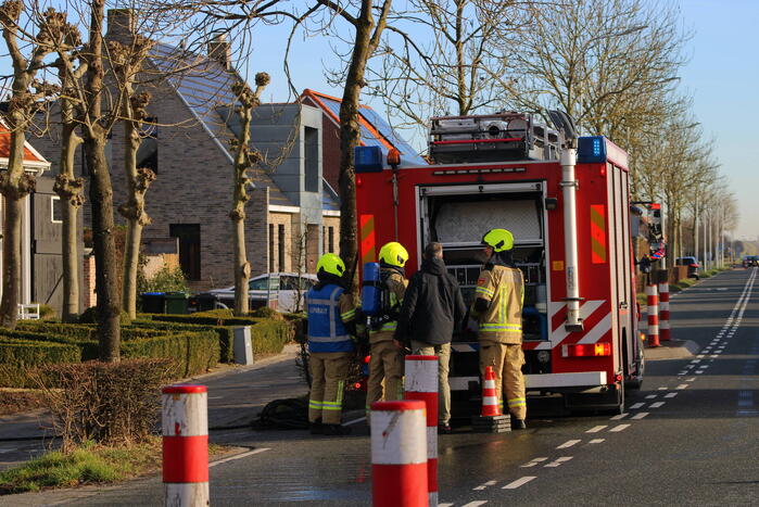 Schade door felle brand tegen schuur van woning