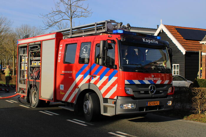 Schade door felle brand tegen schuur van woning