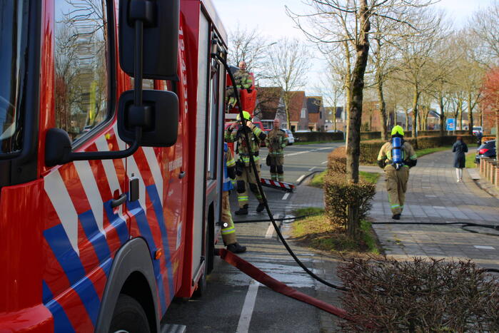Schade door felle brand tegen schuur van woning