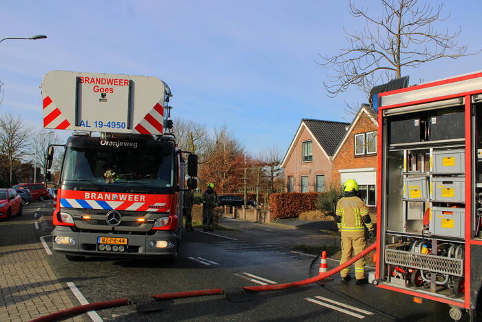 Schade door felle brand tegen schuur van woning