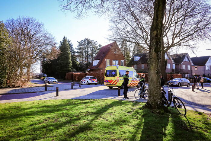 Twee fietsers botsen op kruispunt