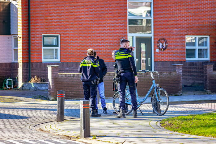 Twee fietsers botsen op kruispunt