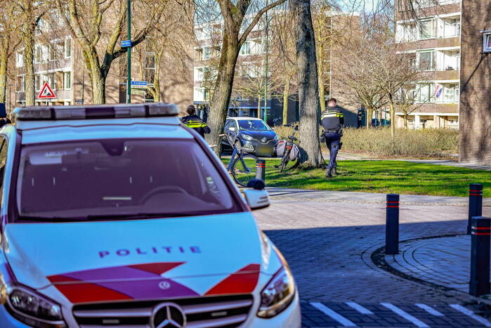 Twee fietsers botsen op kruispunt