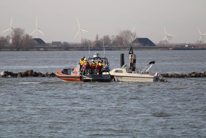 Plezierboot in problemen naar haven gebracht