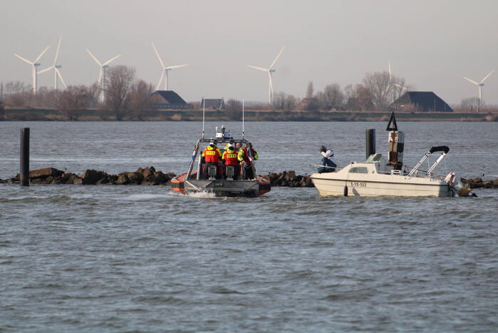 Plezierboot in problemen naar haven gebracht