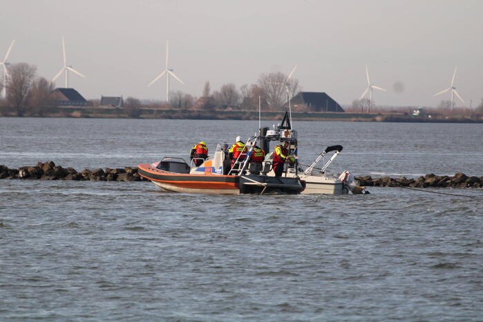 Plezierboot in problemen naar haven gebracht
